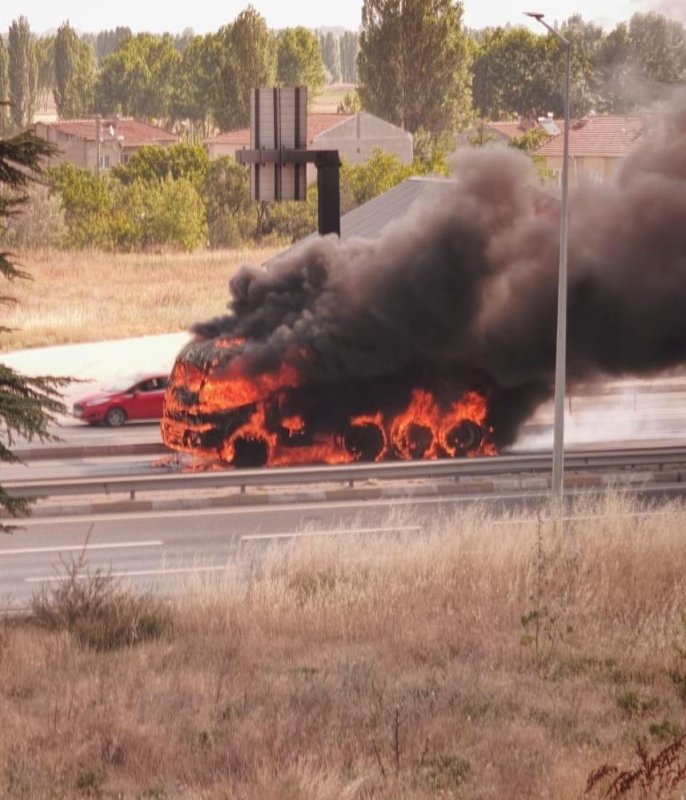  Eskişehir'de yanan kamyon adeta alev topuna döndü
