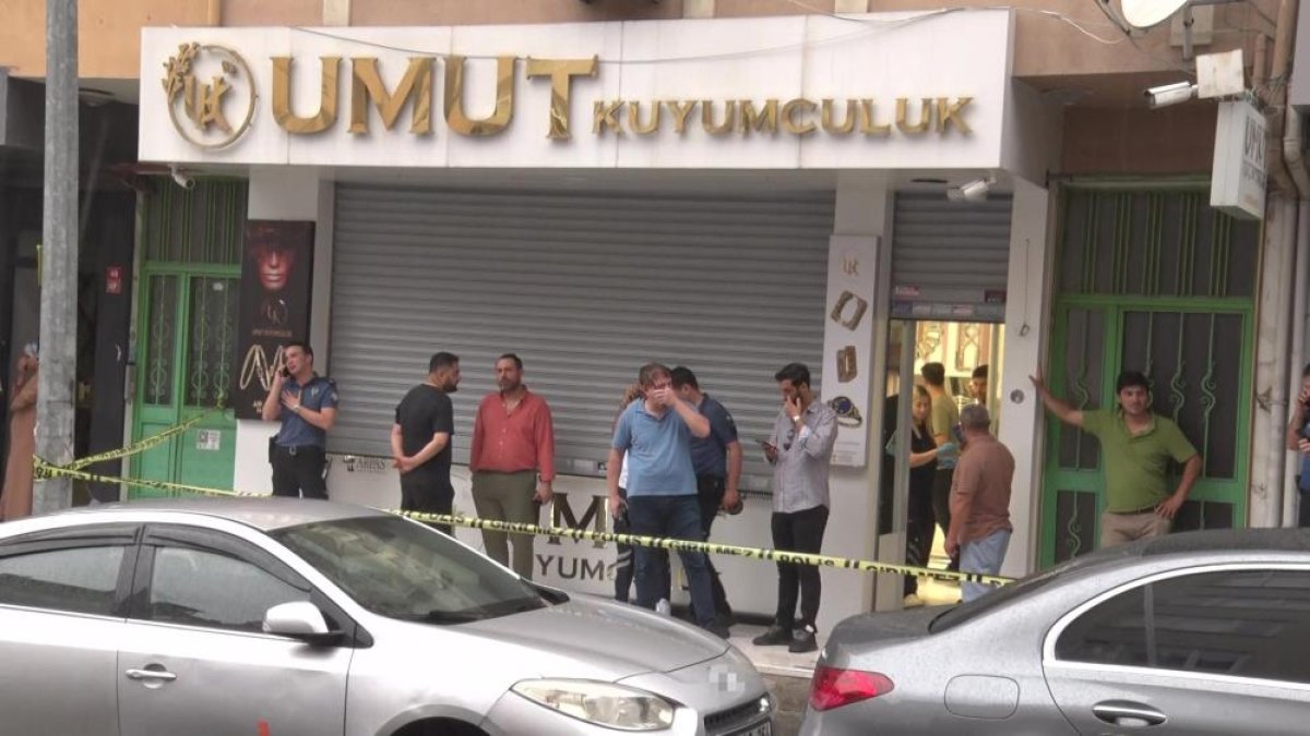 Maltepe'de silahlı kuyumcu soygunu: Şüpheliler altınlarla kaçtı
