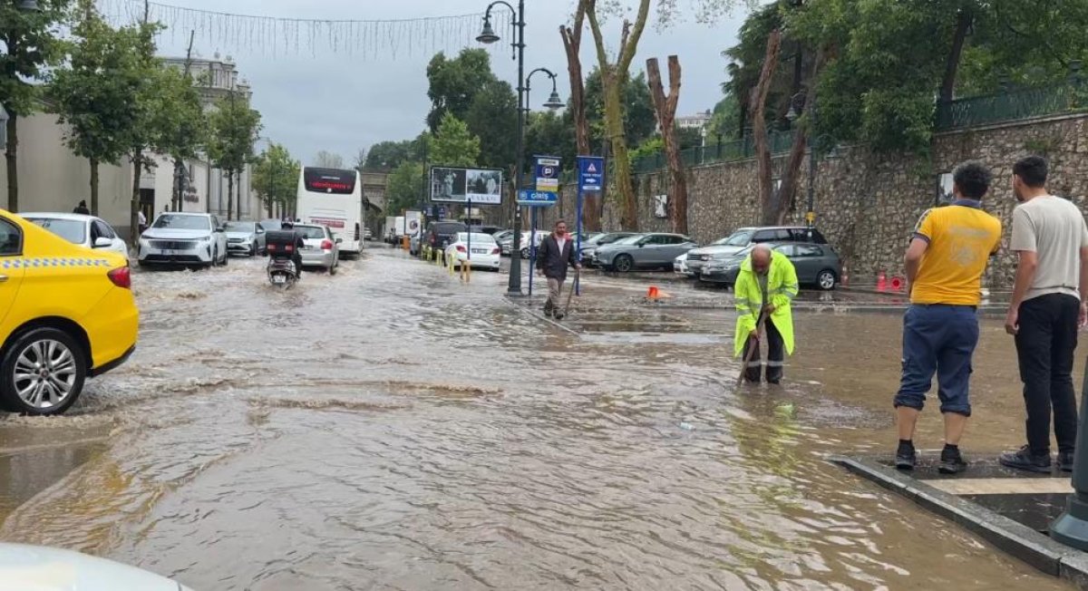 Beşiktaş’ta Çırağan Caddesi göle döndü: Sürücüler zor anlar yaşadı