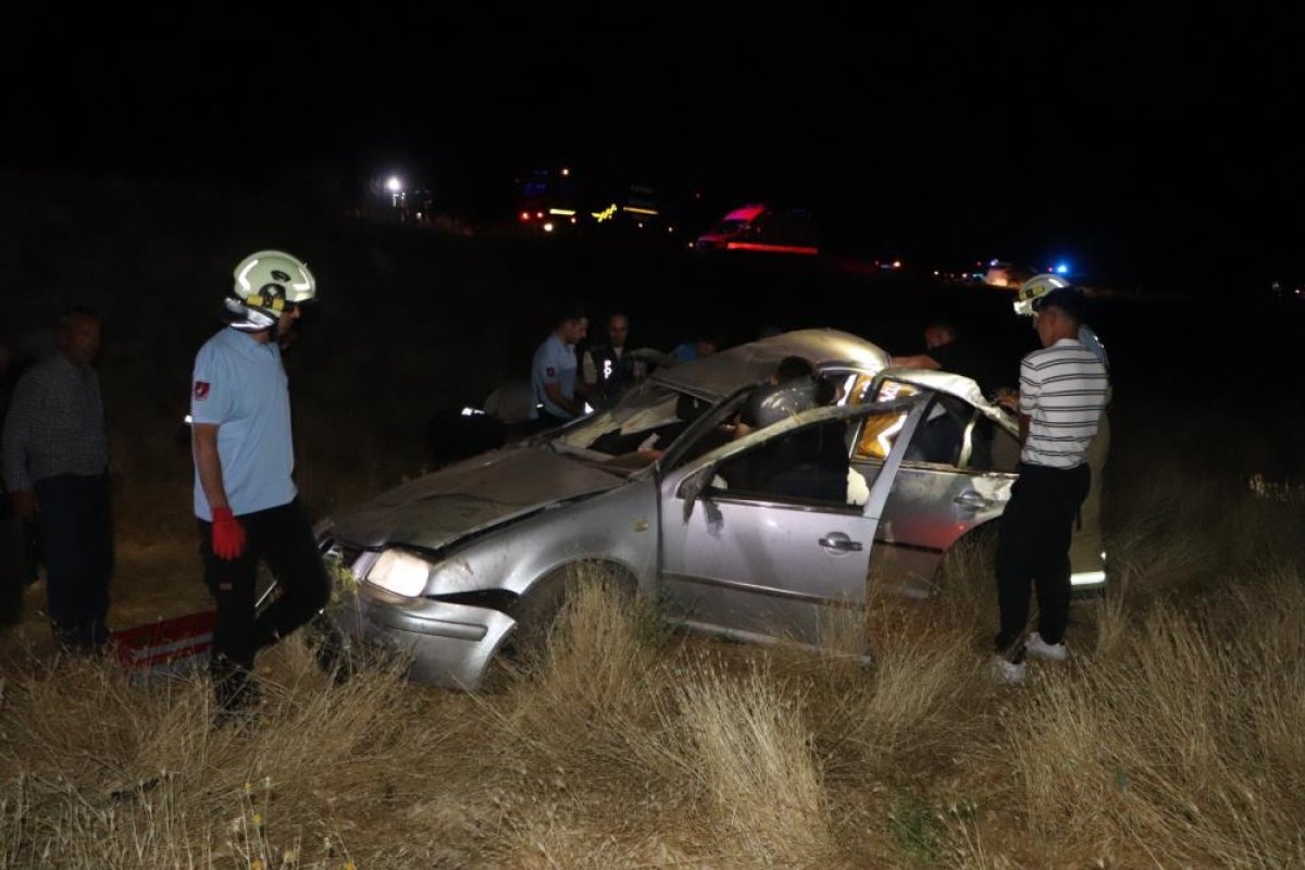 Otomobil takla atarak şarampole uçtu: 3 yaralı