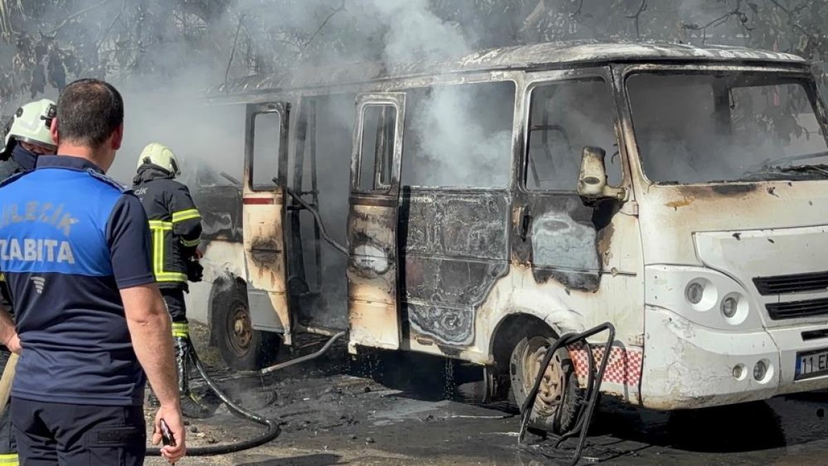 Park halindeki minibüs alev alev yandı