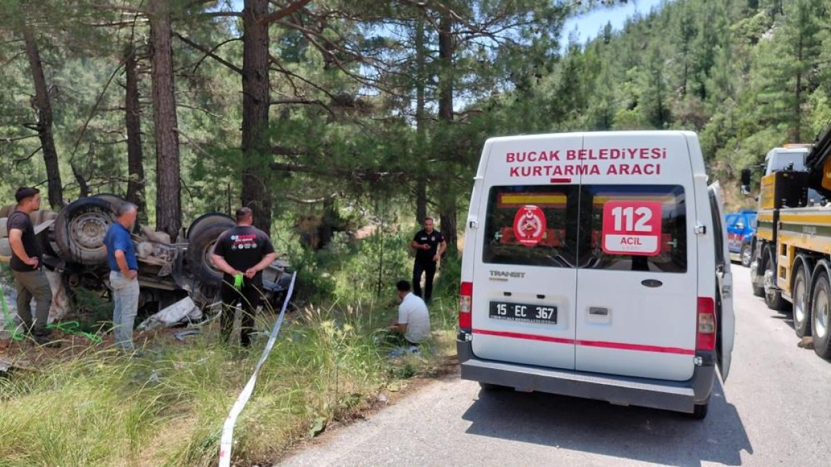 Burdur'da beton mikseri devrildi: 2 yaralı
