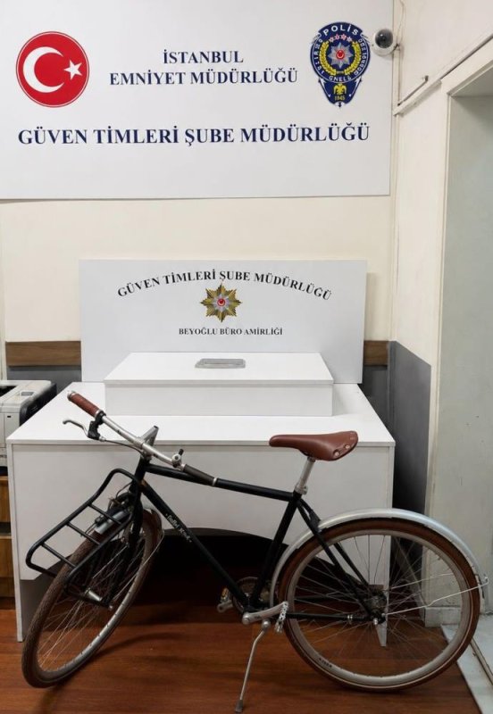 Beyoğlu'nda bisiklet çalan hırsız kamerada