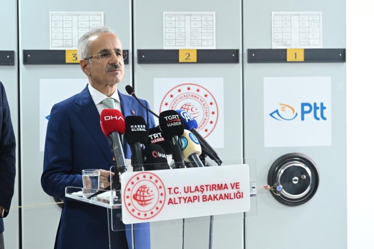 Bakan Uraloğlu: "NATO Zirvesi anısına hazırlanan anma pulu ve ilkgün zarfını tedavüle sunduk"