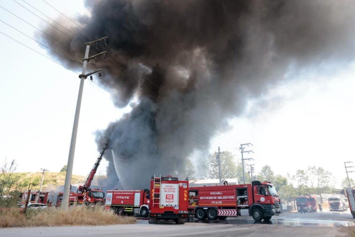  Kocaeli'de boya fabrikası alevlere teslim oldu