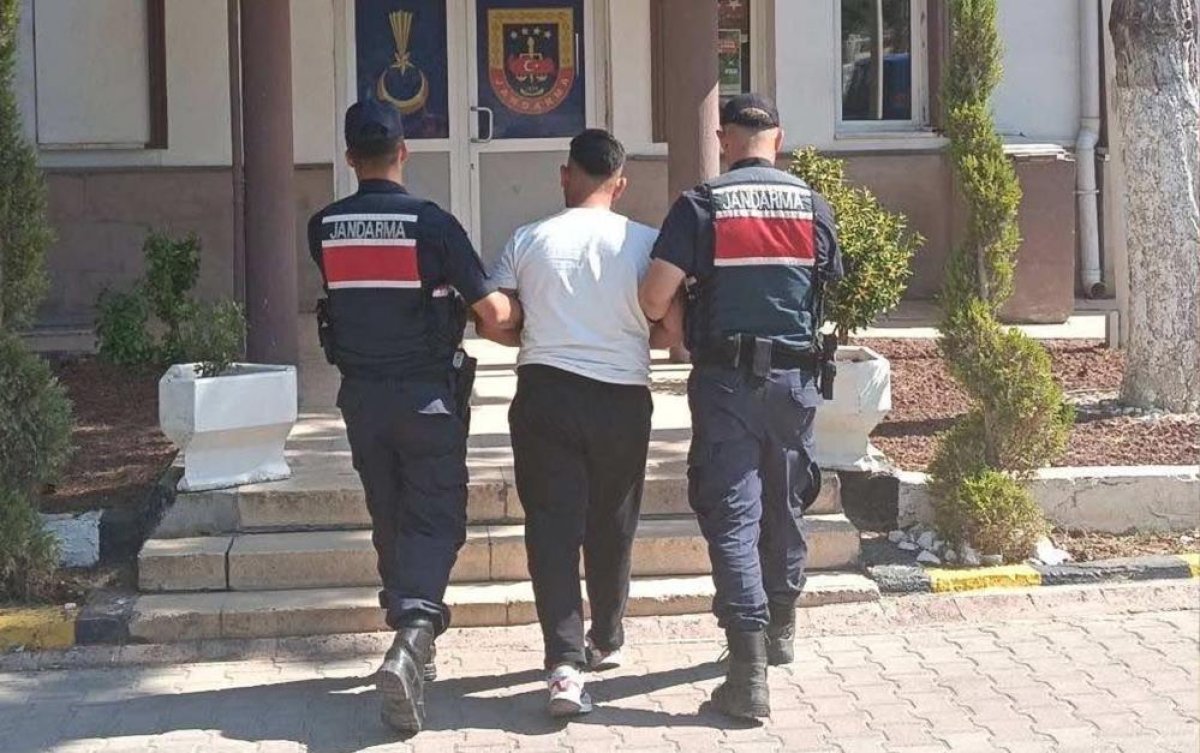 'Dolandırıcılık' suçundan aranan hükümlü jandarmadan kaçamadı'Dolandırıcılık' suçundan aranan hükümlü jandarmadan kaçamadı