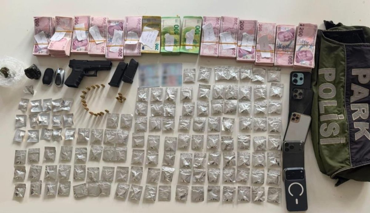 Bakırköy'de otomobilde uyuşturucu düzeneği: 4 şüpheli tutuklandı