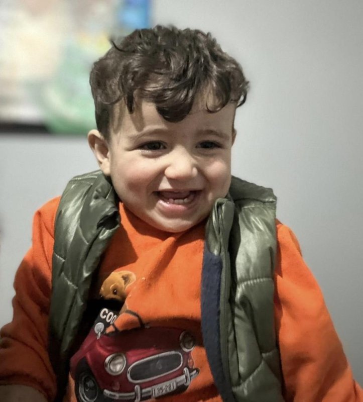  Annesi sokaktan korkarken, facia evlerinin balkonunda yakaladı