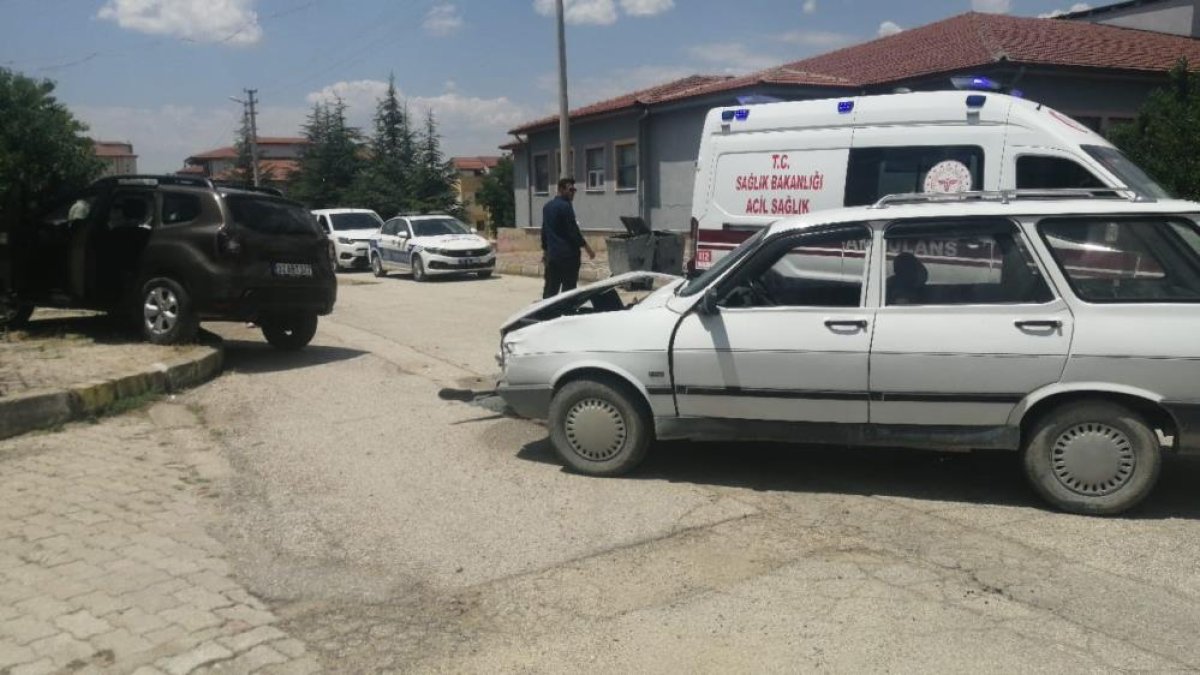 Yalvaç'ta iki otomobil çarpıştı: 2 yaralı