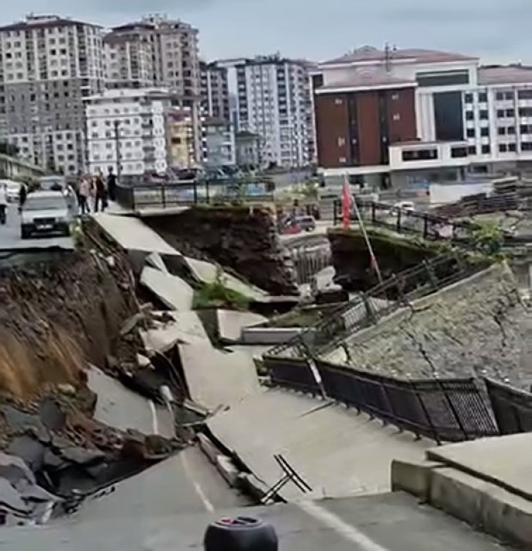 Rize’de yol çöktü, 2 bina tedbir amaçlı tahliye edildi