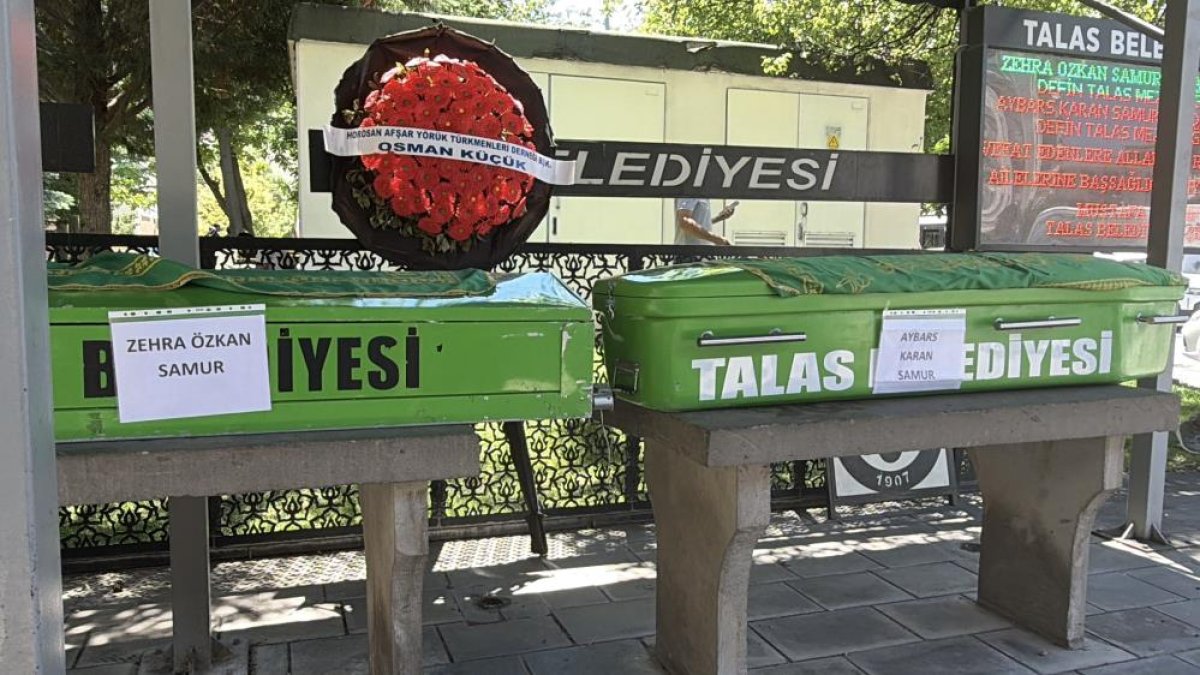 Feci kazada hayatını kaybeden anne ve 8 aylık bebeği yan yana toprağa verildi