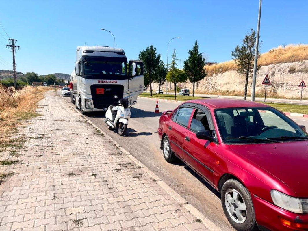  Gaz yüklü tır otomobile çarptı: 1 yaralı