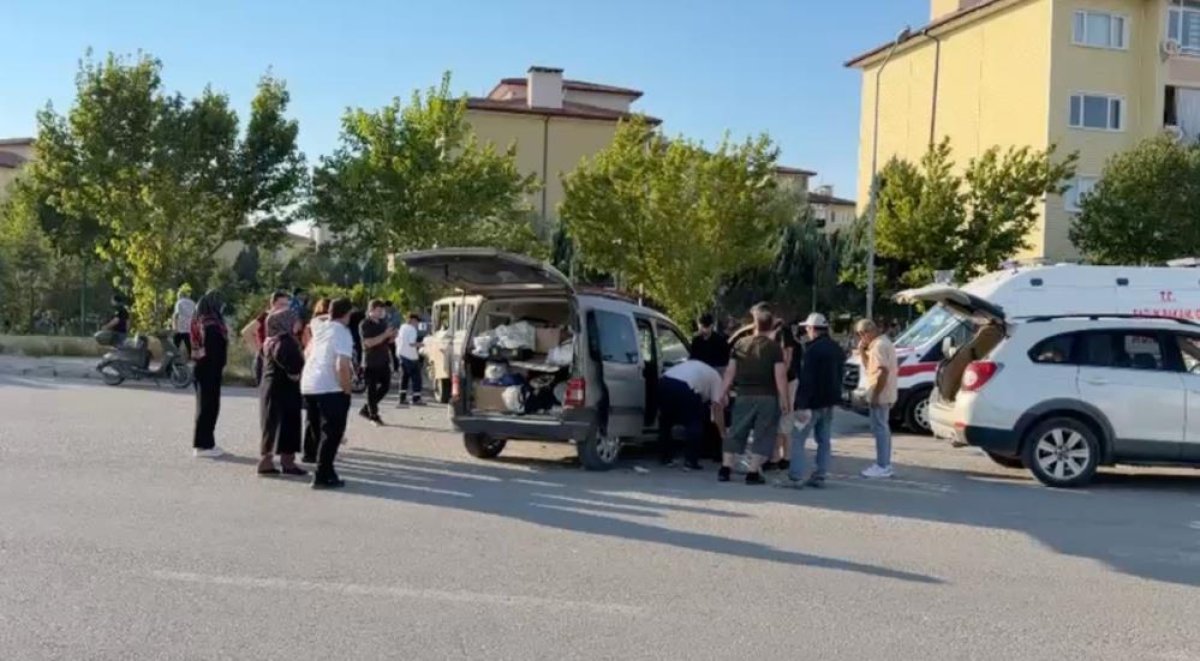 Kavşakta kamyonet ile hafif ticari araç çarpıştı: 1'i ağır 3 yaralı