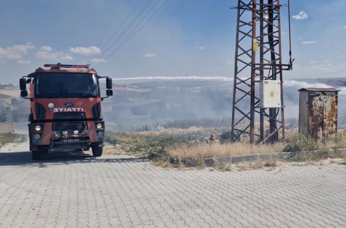 Çorum'da örtü yangınını itfaiye söndürdü
