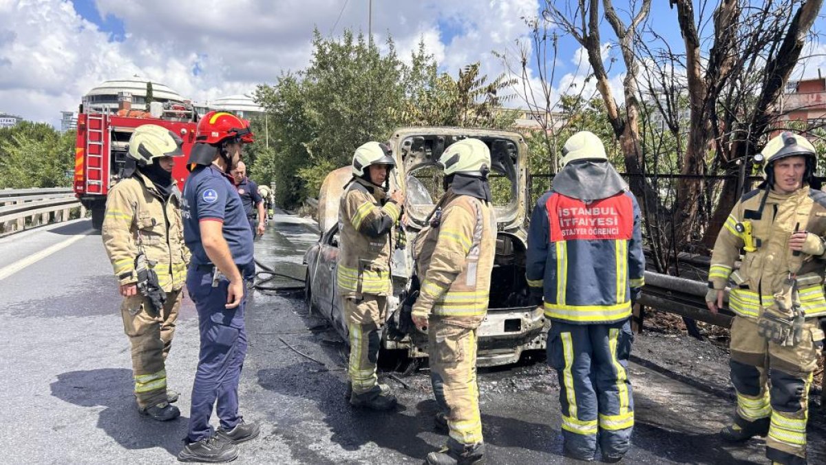 Bayrampaşa’da alev alev yanan otomobil hurda yığınına döndü