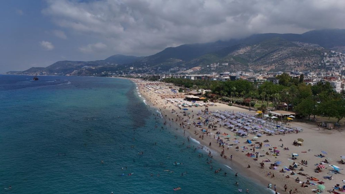 Alanya'da tatilciler deniz ve güneşin tadını çıkardı