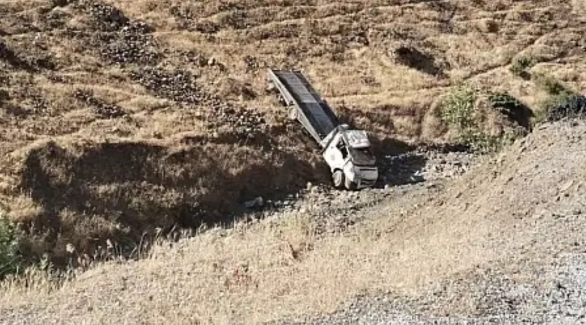 Siirt'te çekici şarampole devrildi: 2 yaralı