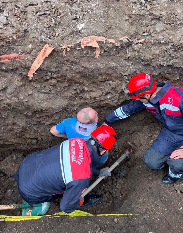 Trabzon'da belden aşağısı toprak altında kalan işçiyi itfaiye ekipleri kurtardı