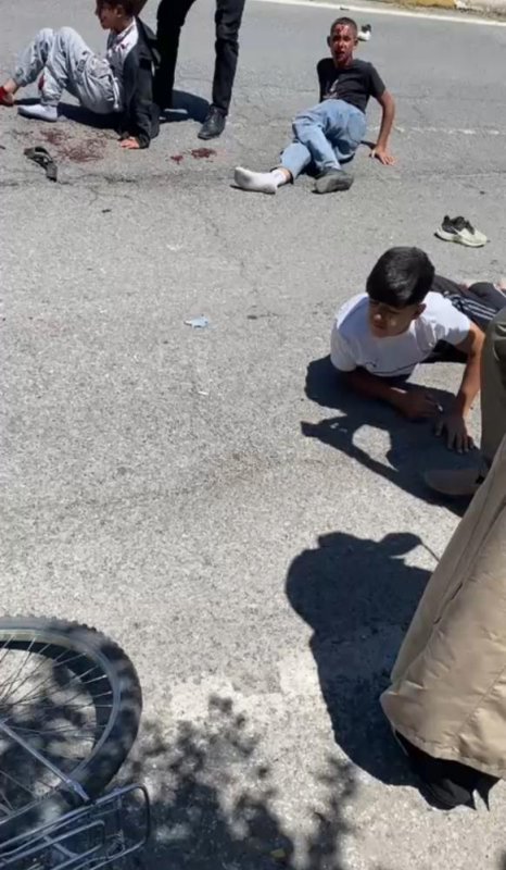 Patnos'ta otomobilin çarptığı 3 bisikletli çocuk yaralandı