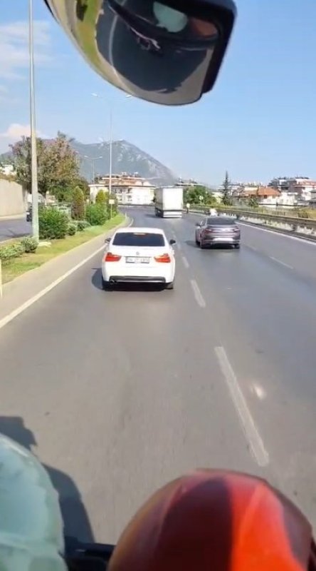 Alanya’da itfaiyeye yol vermeyen otomobil sürücüsüne 46 bin TL ceza