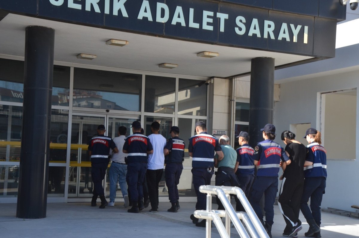 Serik'teki sosyal medya dolandırıcılığı operasyonunda 4 şüpheliden 3'ü tutuklandı