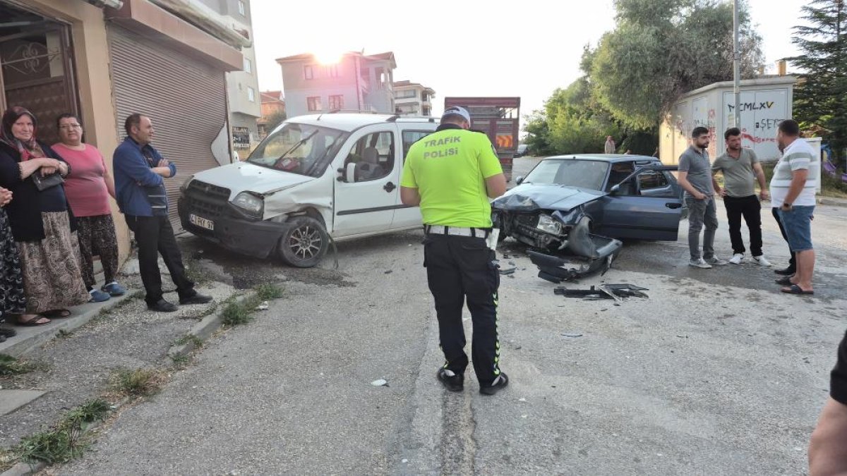 Eskişehir'de 2 araç kafa kafaya çarpıştı, faciadan dönüldü