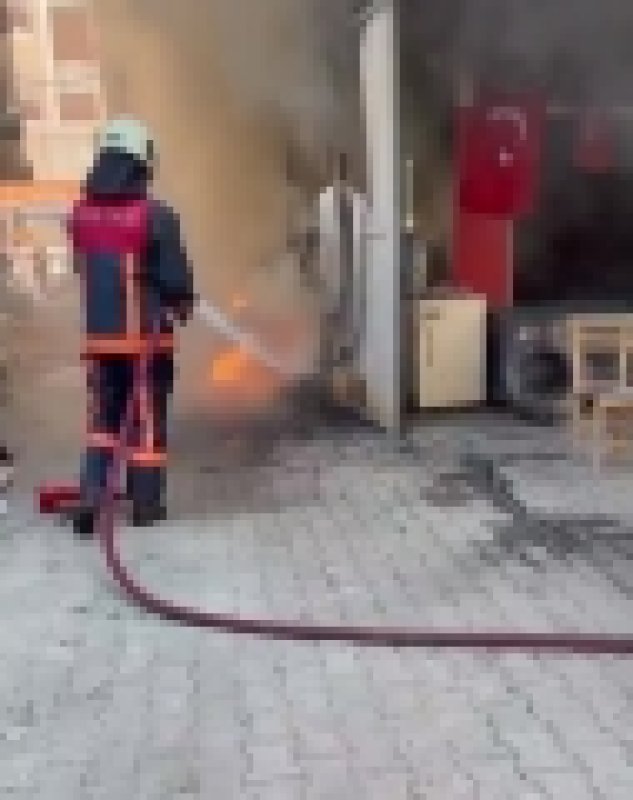  İşyerinde çıkan yangın söndürüldü