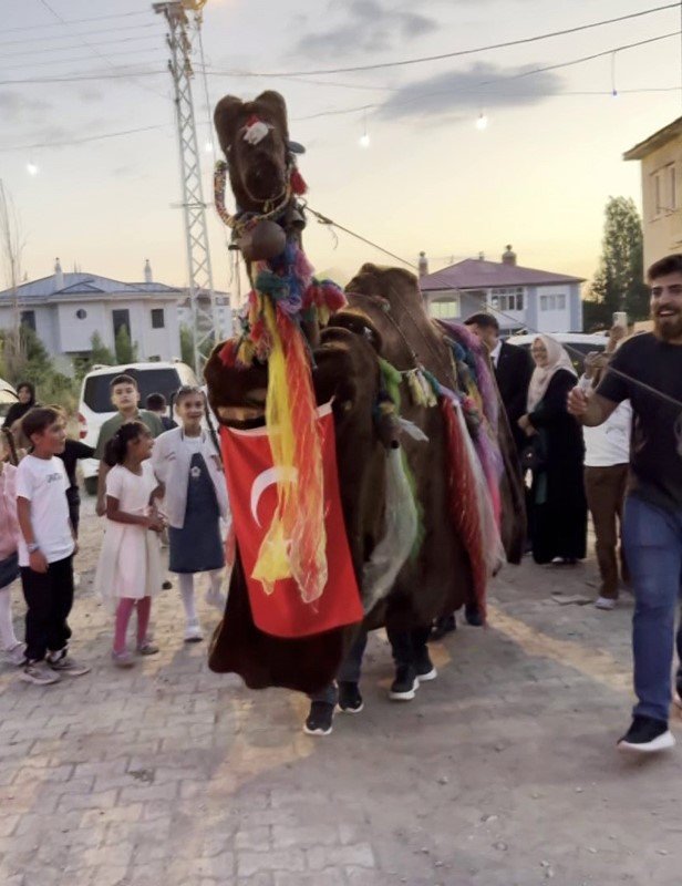 Unutulmaya yüz tutan Türkmen geleneği, düğünde eğlenceli anlar yaşattı
