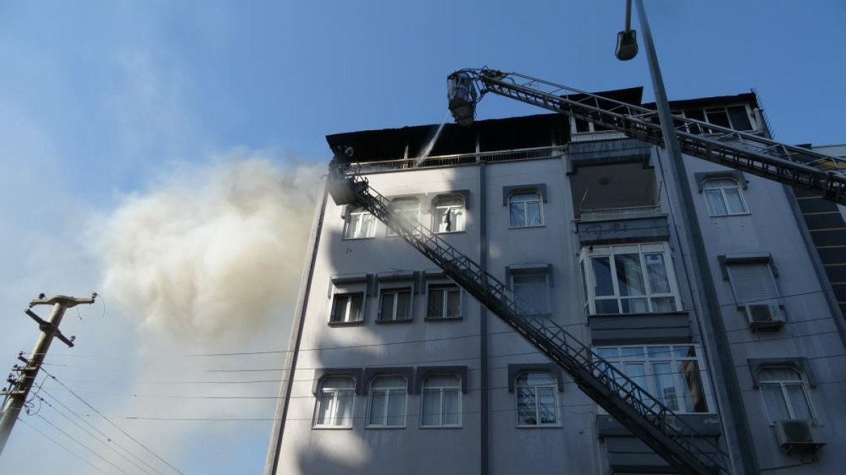 Antalya'da 5 katlı binanın terasındaki yangında can pazarı