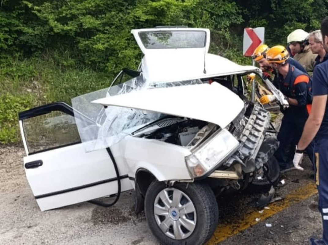 Kontrolden çıkan tırın dorsesi faciaya neden oldu: 1 ölü 2 yaralı
