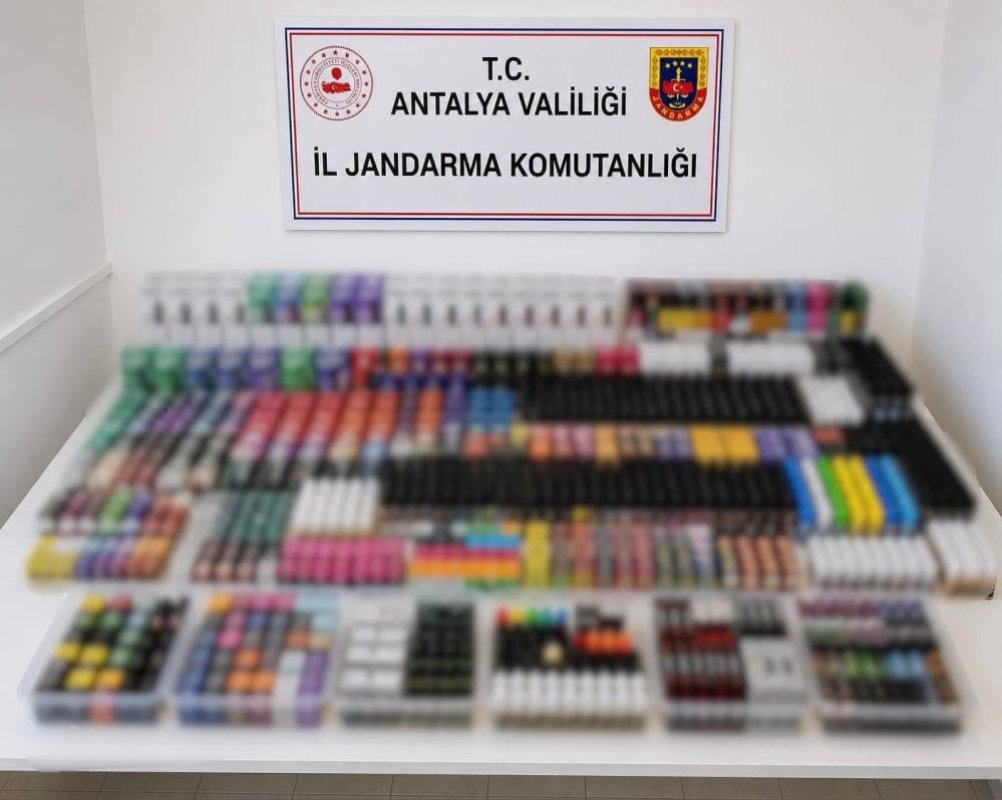 Antalya'da kaçak elektronik sigara operasyonu