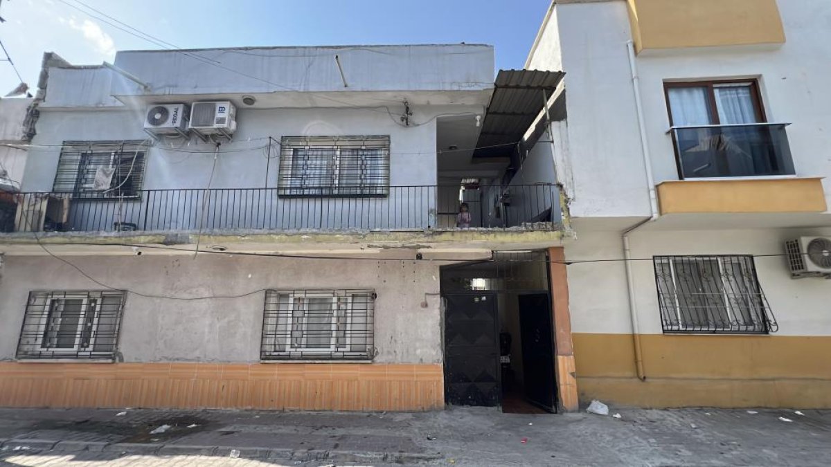Mersin'de aynı balkonda ikinci elektrik faciası: 1,5 yaşındaki torununu kaybeden anneanne yaralandı