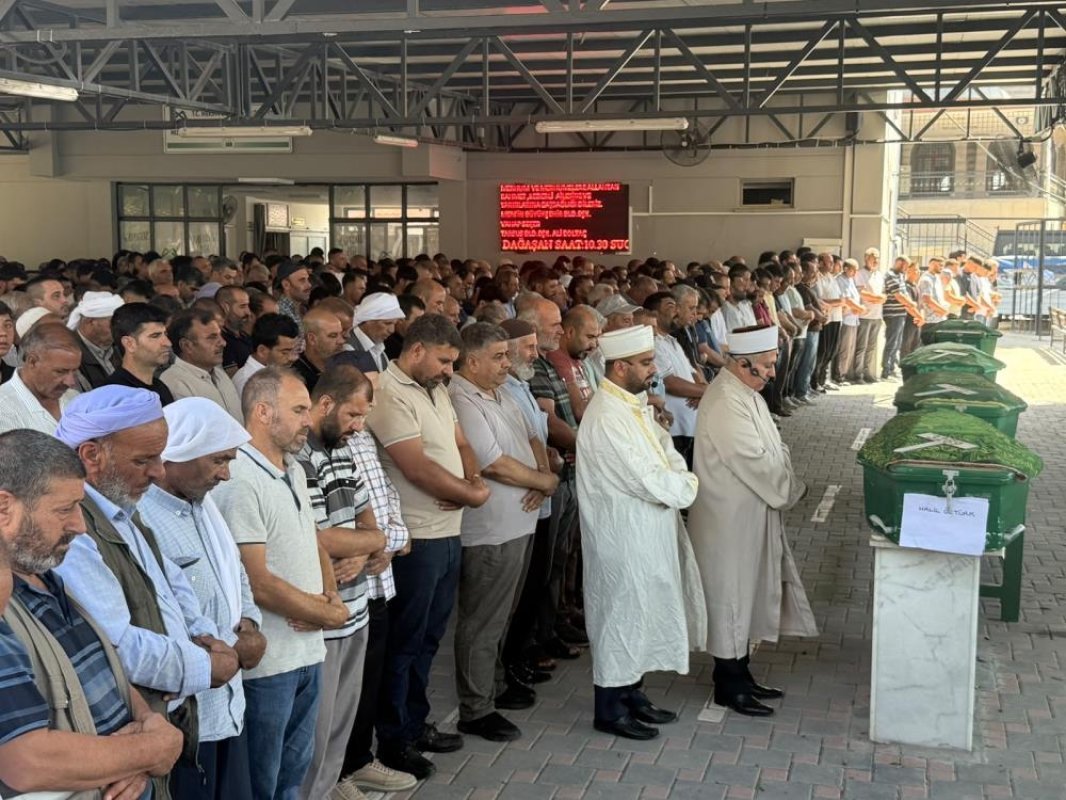Mersin'deki 4 kişi feryatlar arasında son yolculuğuna uğurlandı