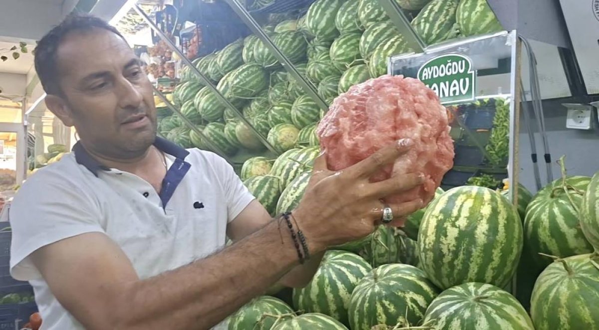 Kütahyalı manavın eliyle karpuz soyma videosu sosyal medyada viral oldu