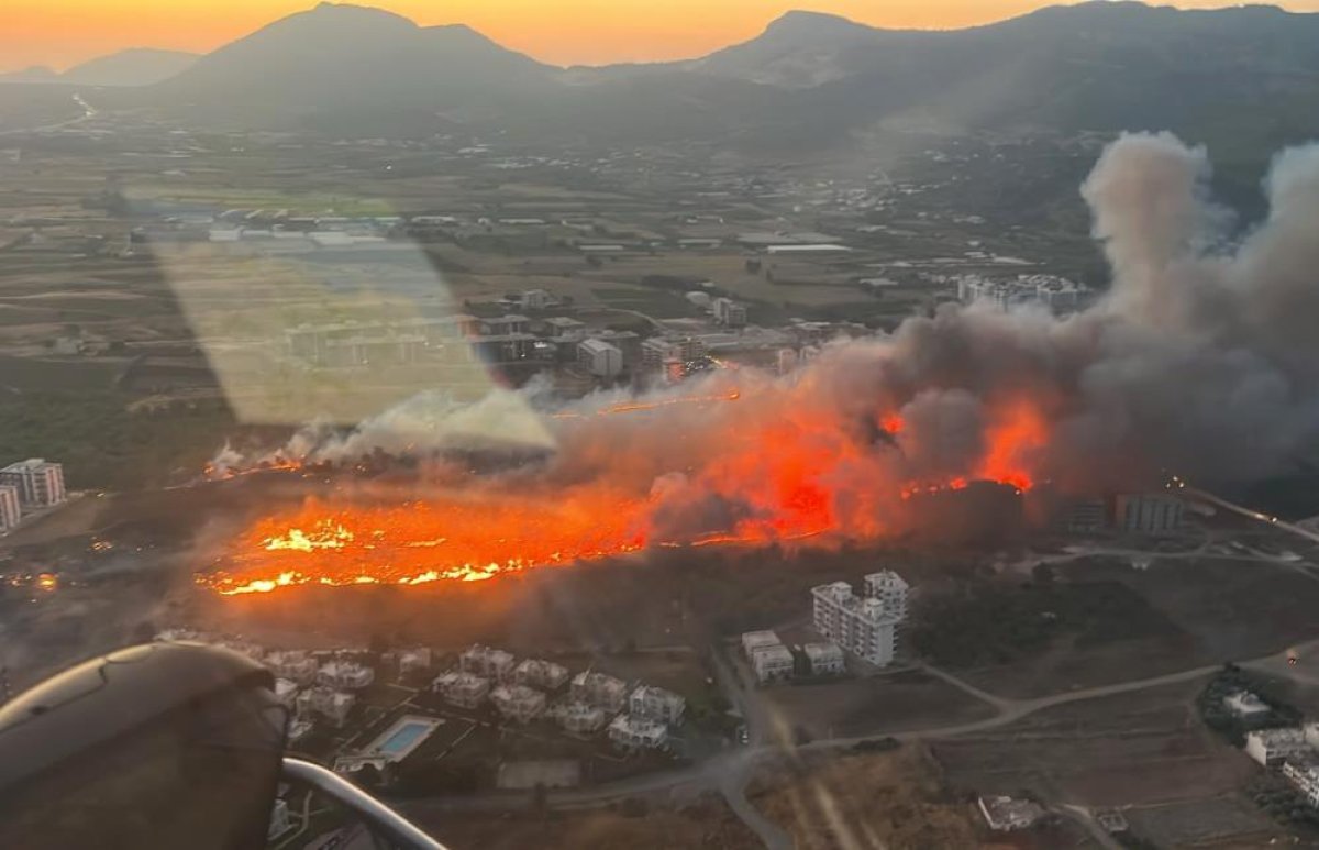 Mersin'de yangın, ekiplerin havadan ve karadan müdahalesiyle söndürüldü