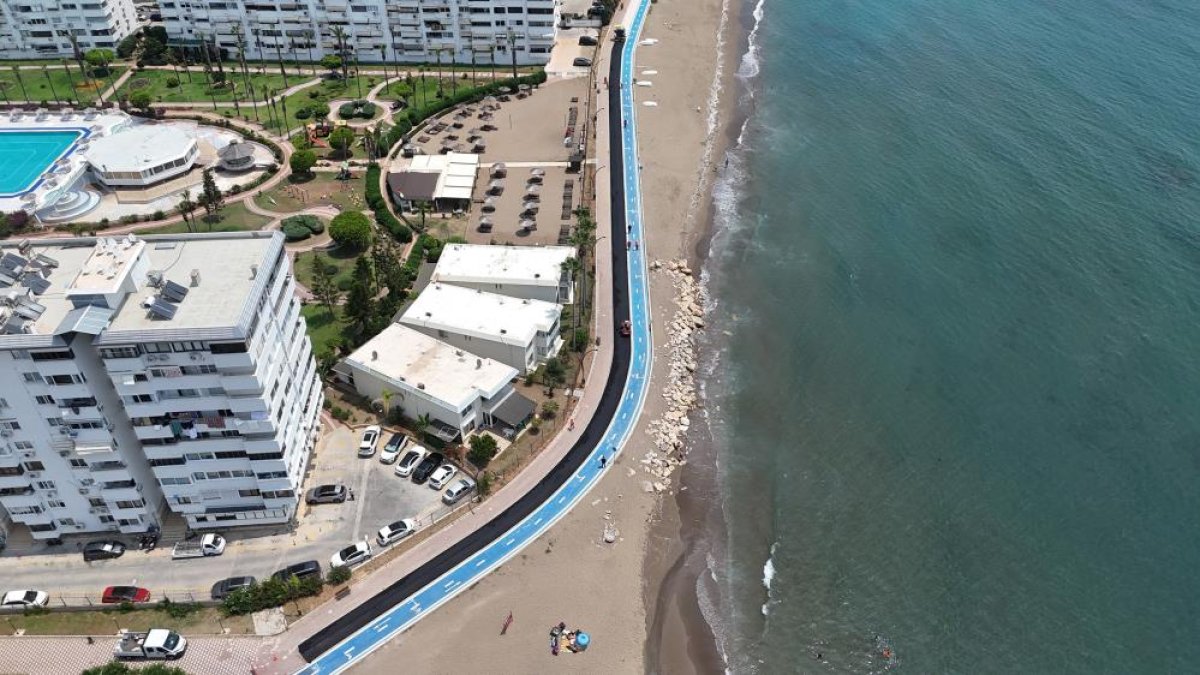 Mersin'de sahil yürüyüş yolu yenilendi
