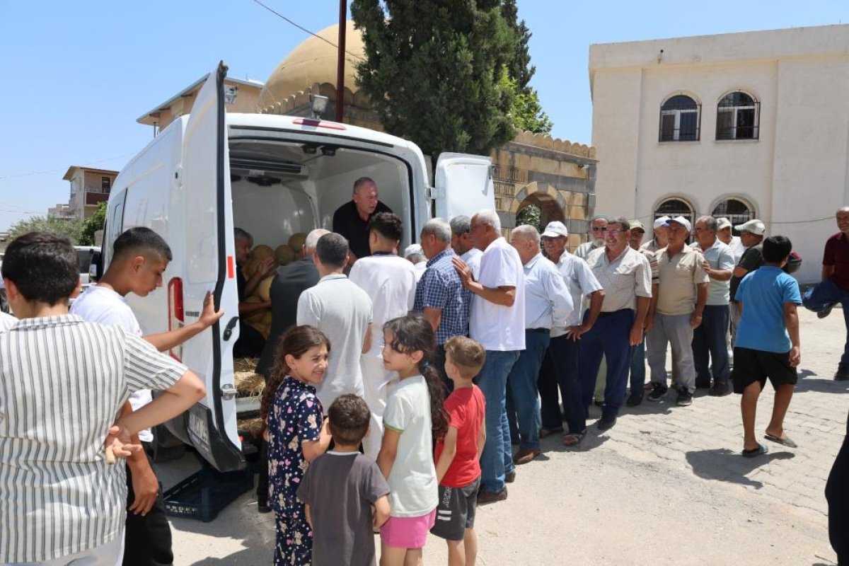 Depremzede vatandaşlara 100 ton kavun ücretsiz dağıtıldı