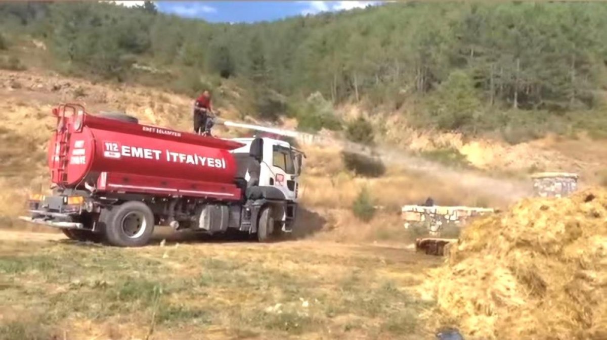 Emet'te saman yüklü kamyonet alev aldı