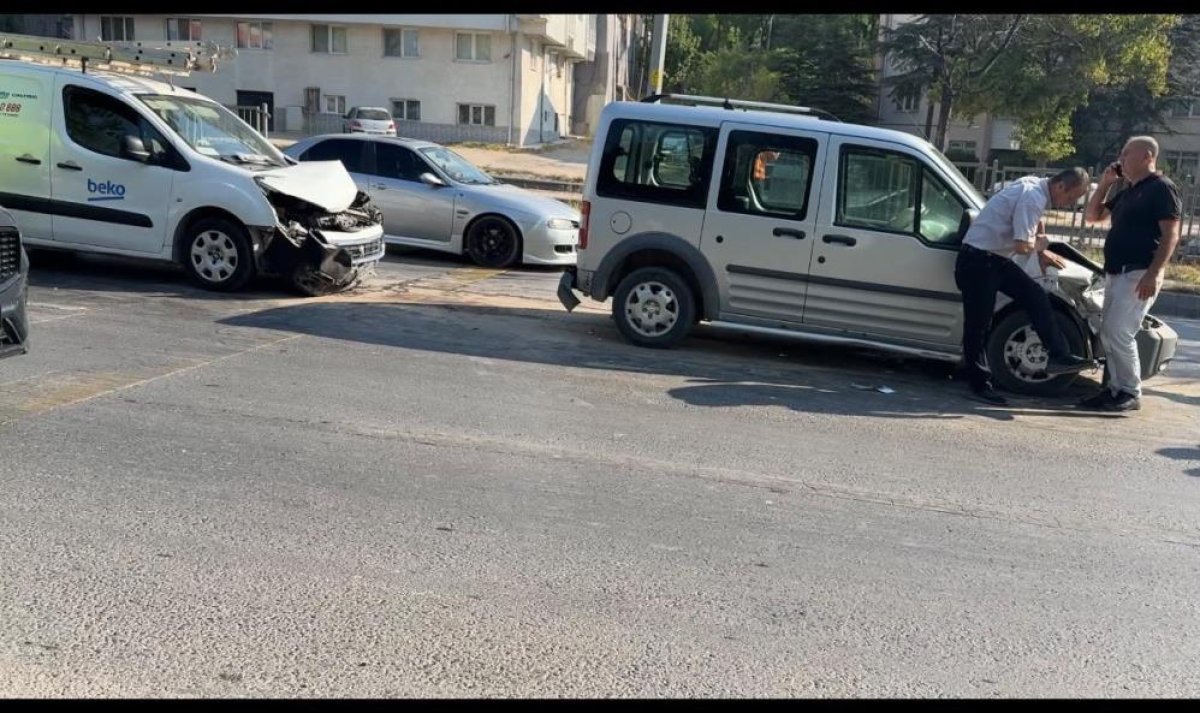 Eskişehir'de 4 aracın karıştığı zincirleme kaza: 2 yaralı