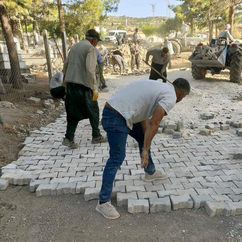 Araban'da mahalle mezarlığı imece usulüyle parke taşına kavuştu