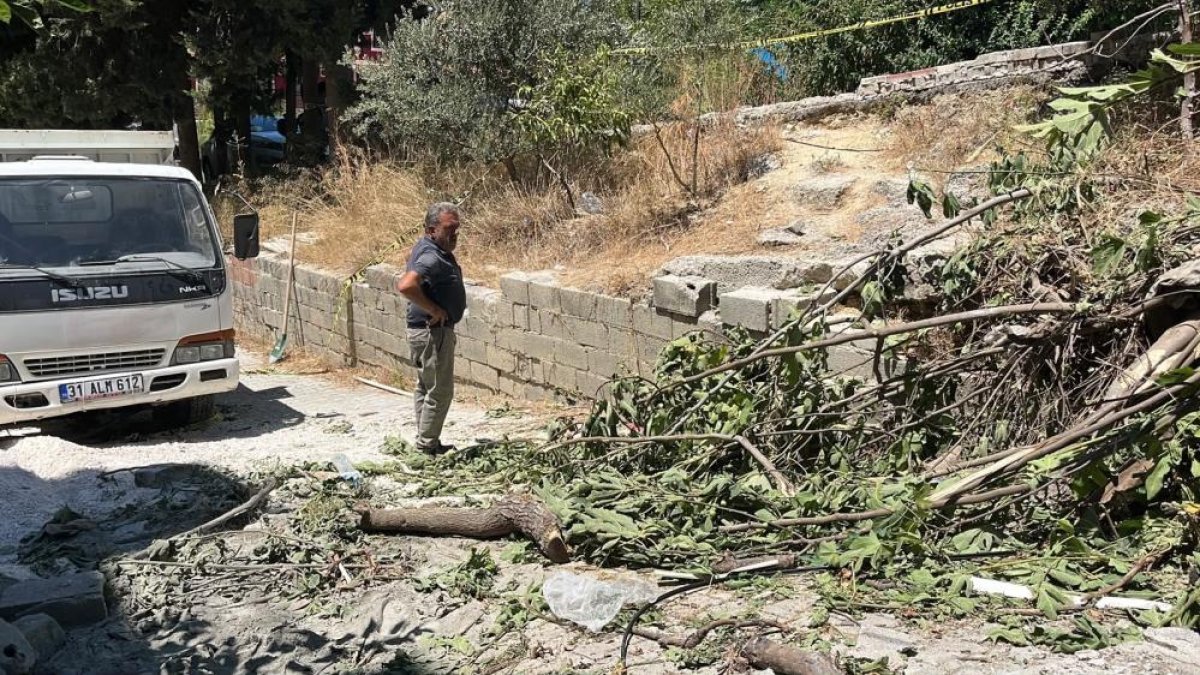  Yokuşu çıkamayan kum yüklü kamyon incir toplayan 10 çocuk annesini canından etti: Kaza anı kamerada