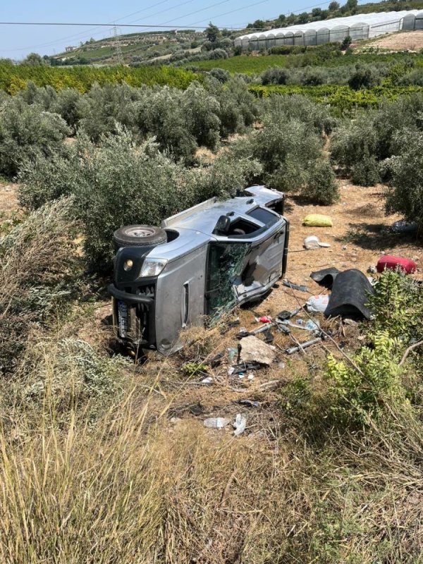Tarsus'ta pikap şarampole yuvarlandı: Baba ve oğlu yaralandı
