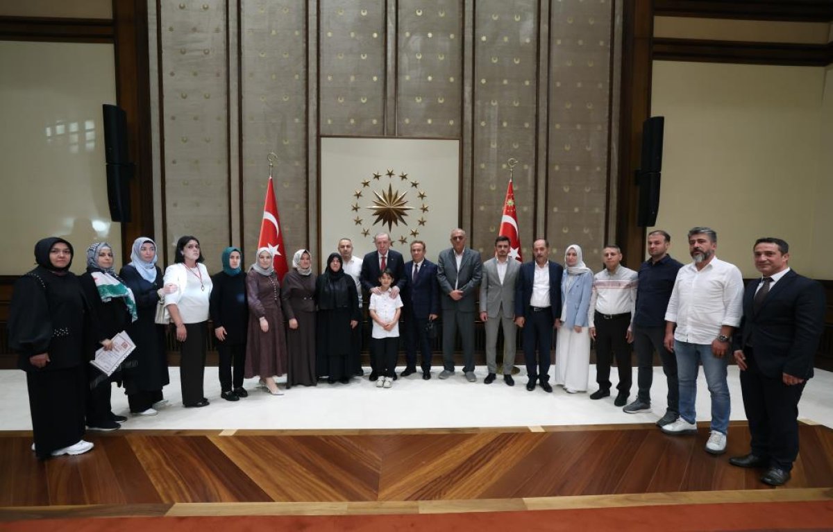 Cumhurbaşkanı Erdoğan, Kahramanmaraş’taki okul saldırısında hayatını kaybeden öğrencilerin ailelerini kabul etti