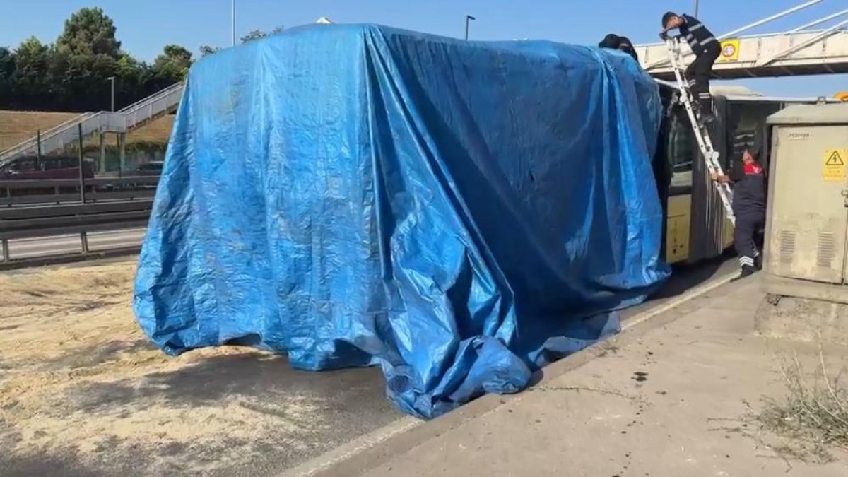 Küçükçekmece'de otomobil, İETT otobüsüne çarptı: 3 ölü