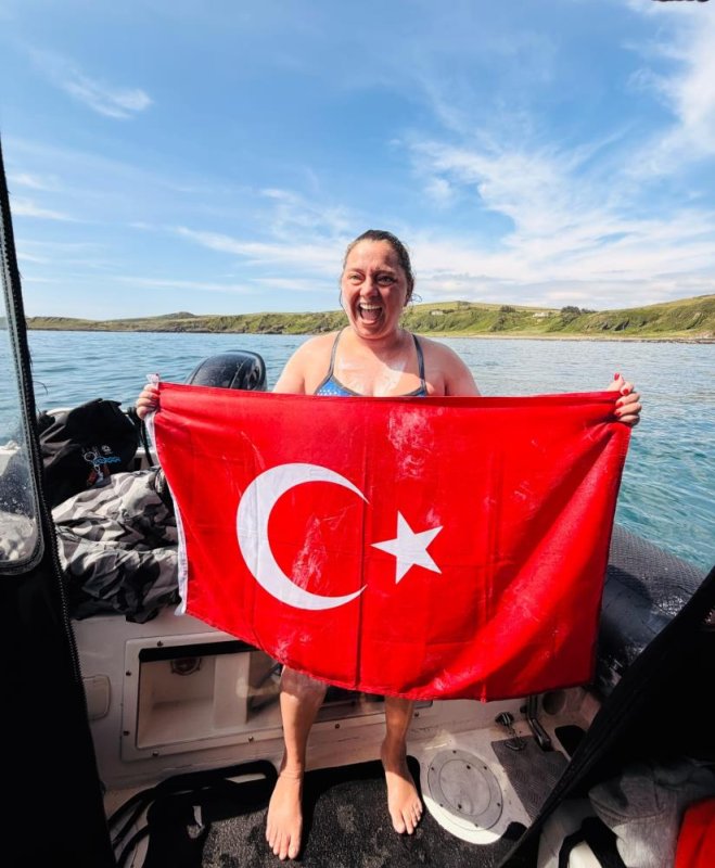 Türk ultramaraton yüzücüsü Melisa Uluarslan, Kuzey Kanalı’nı geçti