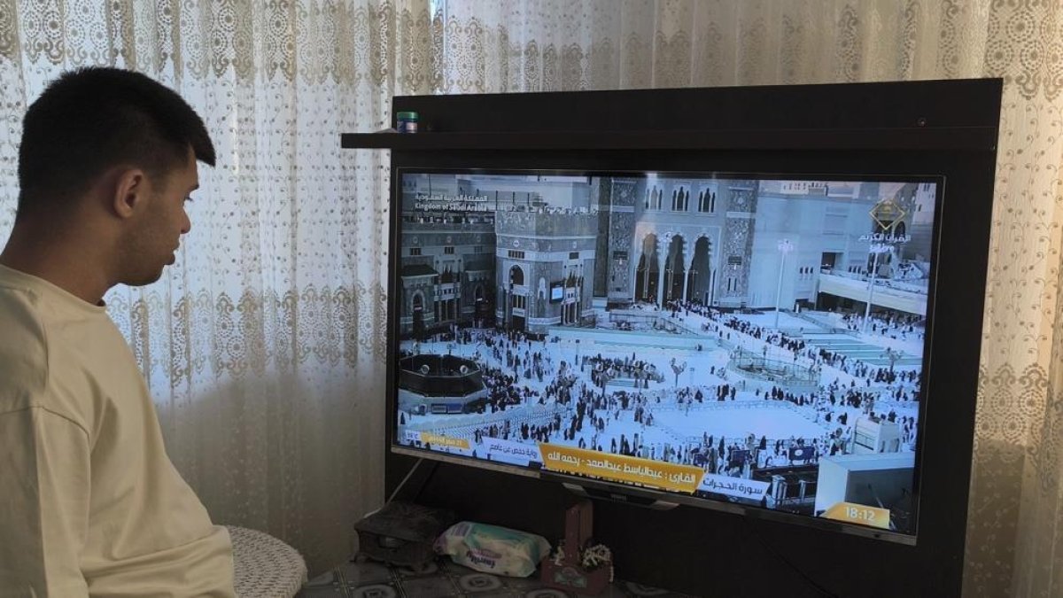  Kabe maketine sarılarak dua etmişti: Engelli gencin umre hayali gerçek oluyor