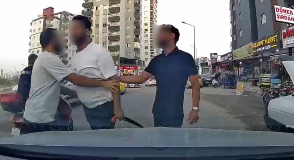 Adana'da trafikte tartıştığı sürücüye testereyle saldıran şahıs kamerada