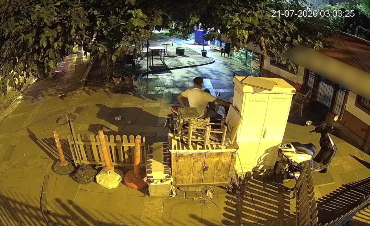 Çevreyi kontrol edip sandalyeye oturdu, park boşalınca motosikleti çaldı