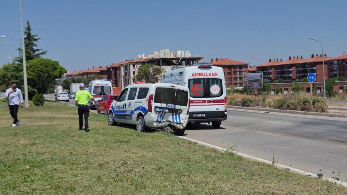 Kaza yerindeki polis aracına otomobil çarptı: 1'i polis 1'i bekçi toplam 6 yaralı