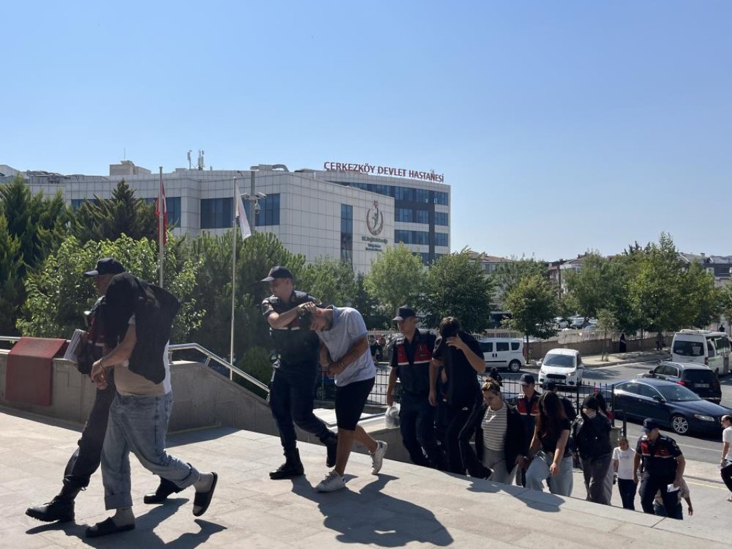 Kadın kıyafeti giydirerek şantaj yapan 6 zanlı tutuklandı